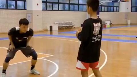 小孩子打篮球视频,小篮球手们的活力瞬间