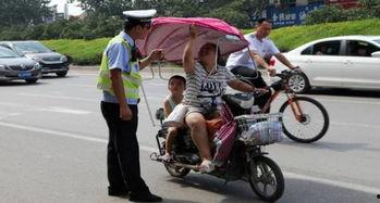 小孩骑电动车视频,小骑手电动车快乐之旅